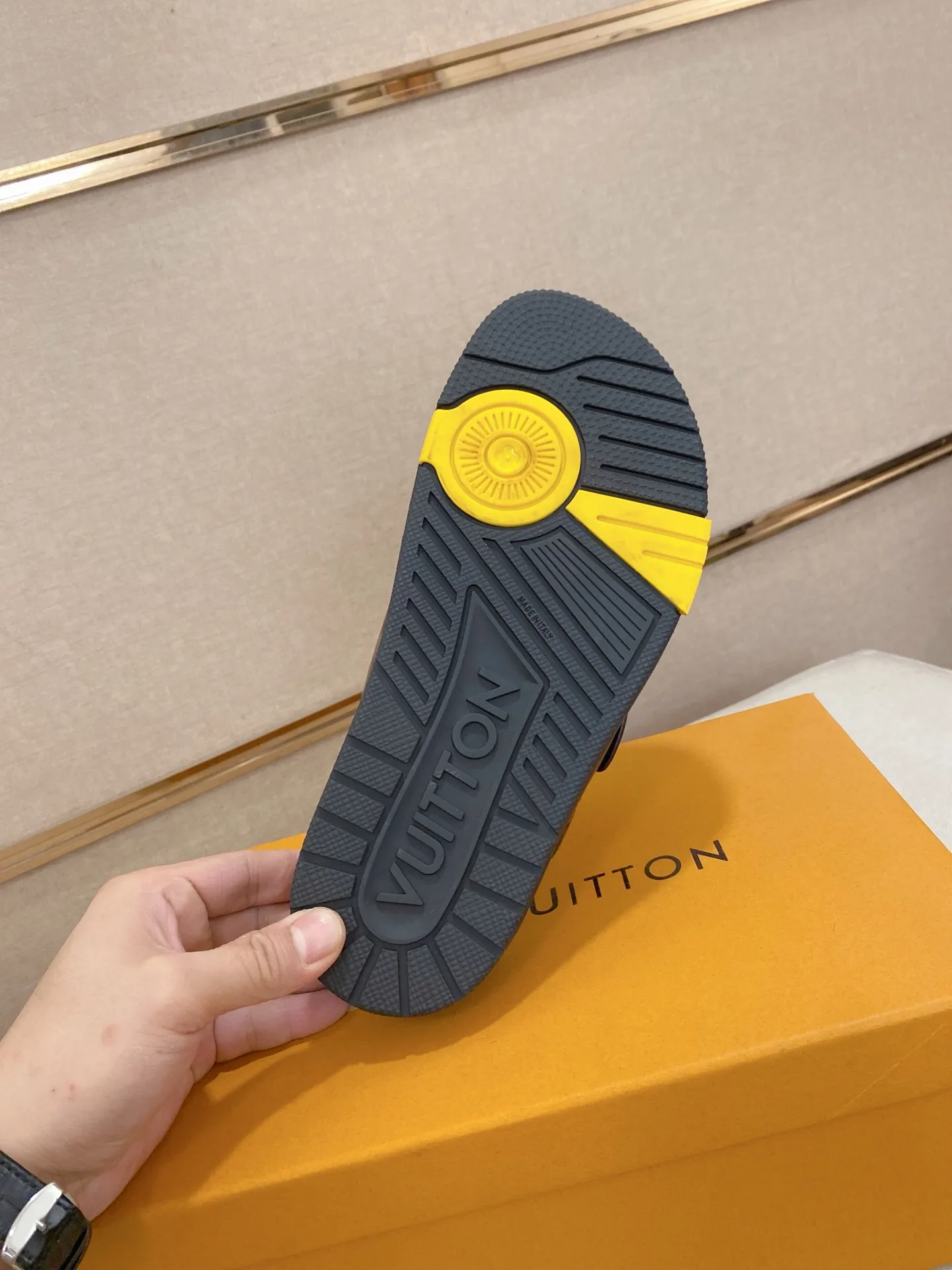 Factory price: 420💰Made by LV🔍Top purchasing agent. Men's spring and summer slippers are available at the same counter. The uppers are made of cowhide imported from Italy. High-quality craftsmanship, soles: original soles specially provided by the original factory, exclusive movable molded soles are super comfortable, original factory follow-up goods, 🔍🔍high quality, can be entered and exited the counter at will, welcome to compare, code number 38-44. Can be customized45